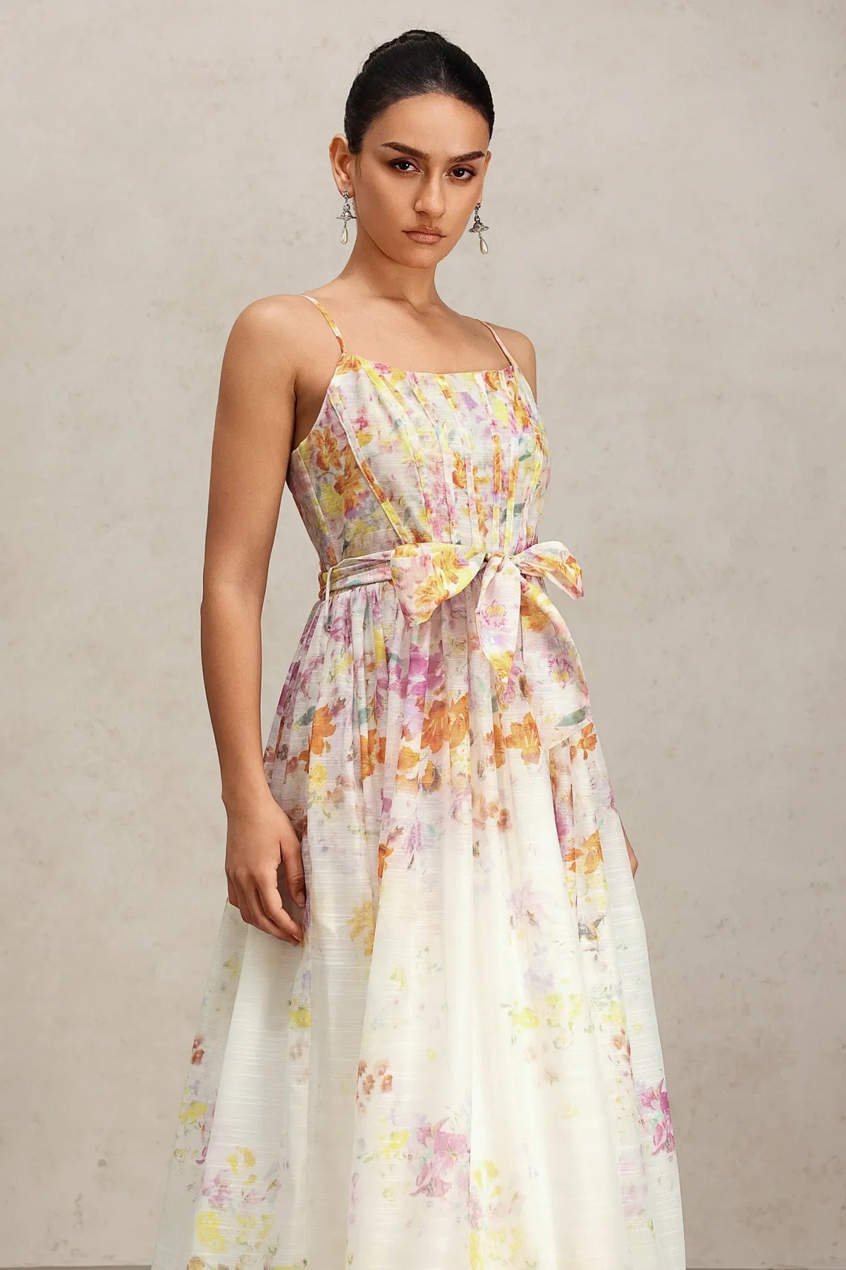 Vestido Midi Retrô com Alças Fina, Caimento Estruturado e Cintura Marcada