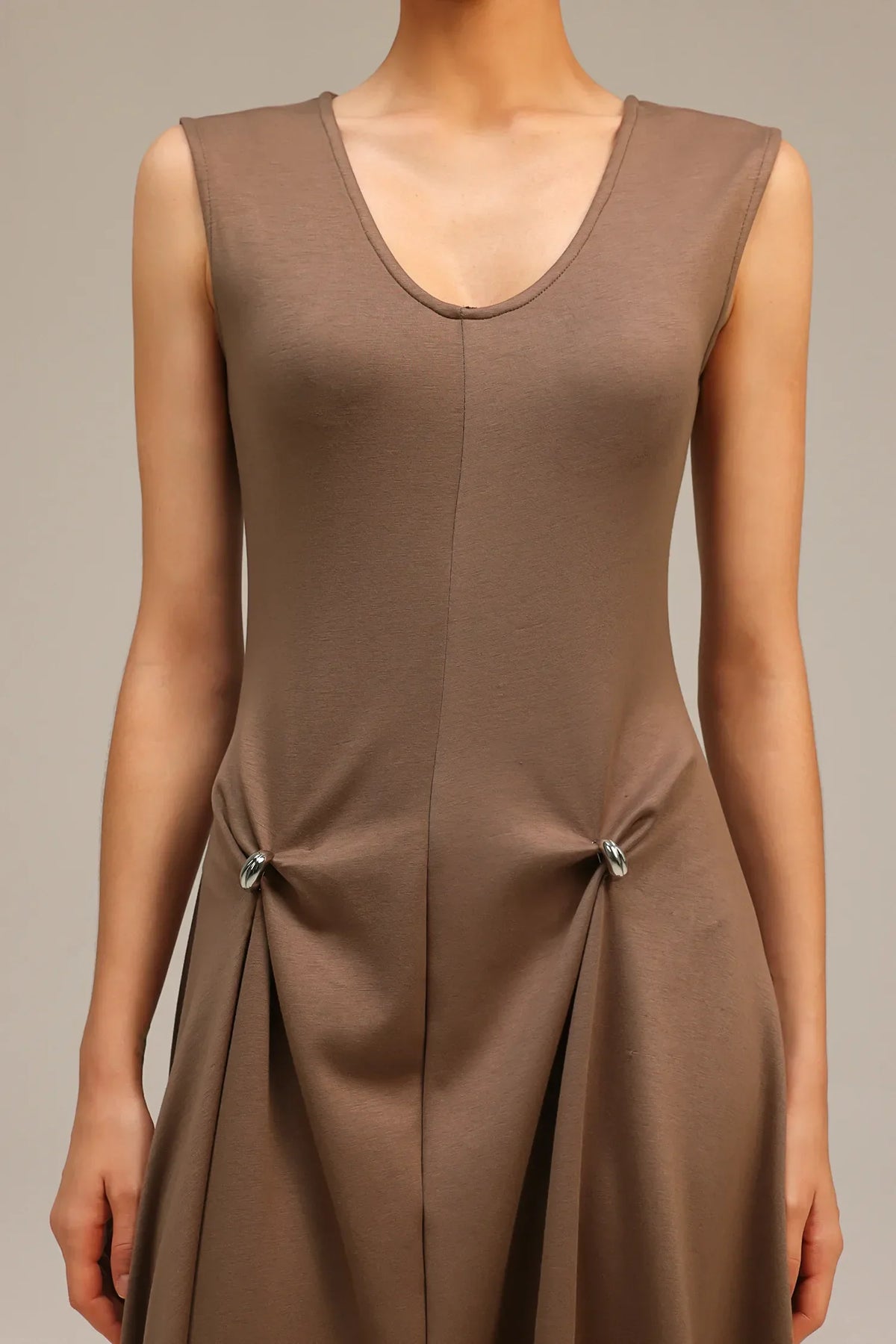 Vestido Longo Elegante com Decote V, Cintura Alta, Drapeado Sofisticado e Fivela Metálica