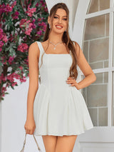 Margarida | Vestido Mini Branco com Alças Finas, Saia Evasê e Laço nas Costas