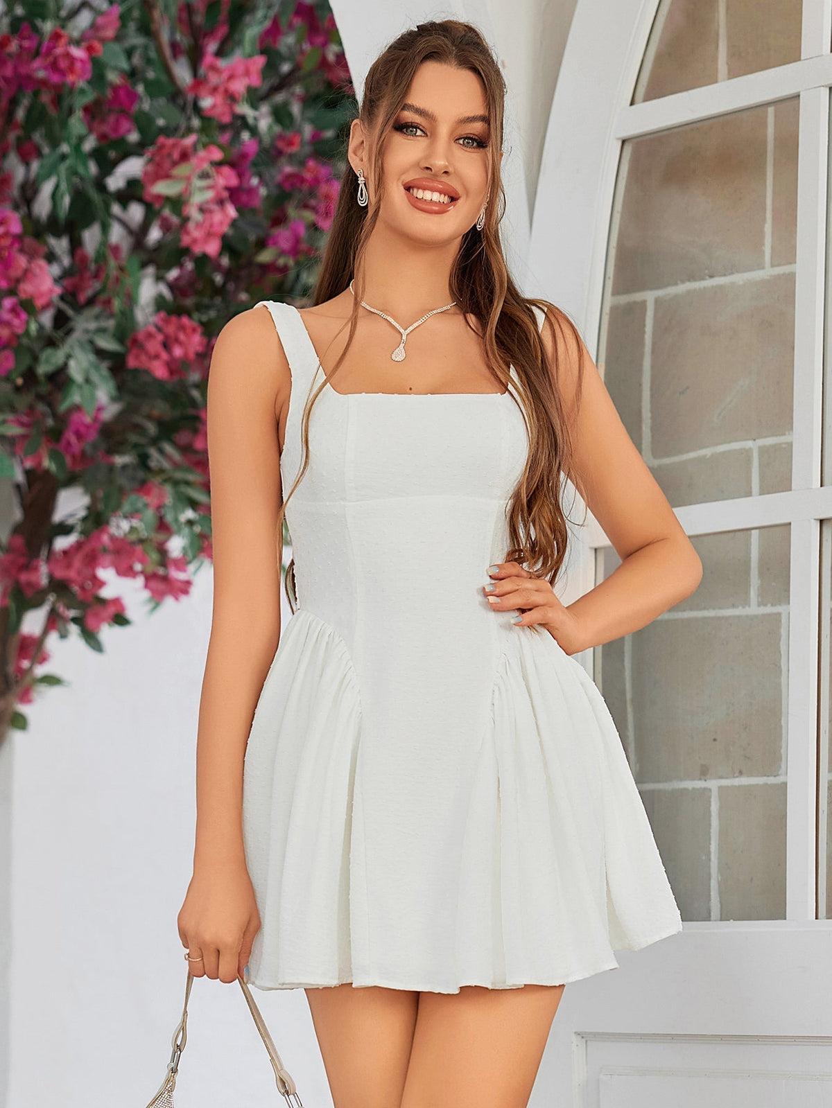 Margarida | Vestido Mini Branco com Alças Finas, Saia Evasê e Laço nas Costas
