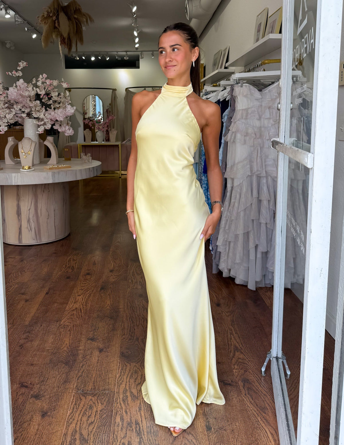 Joana | Vestido Longo Amarelo Pastel com Gola Halter e Silhueta Slim