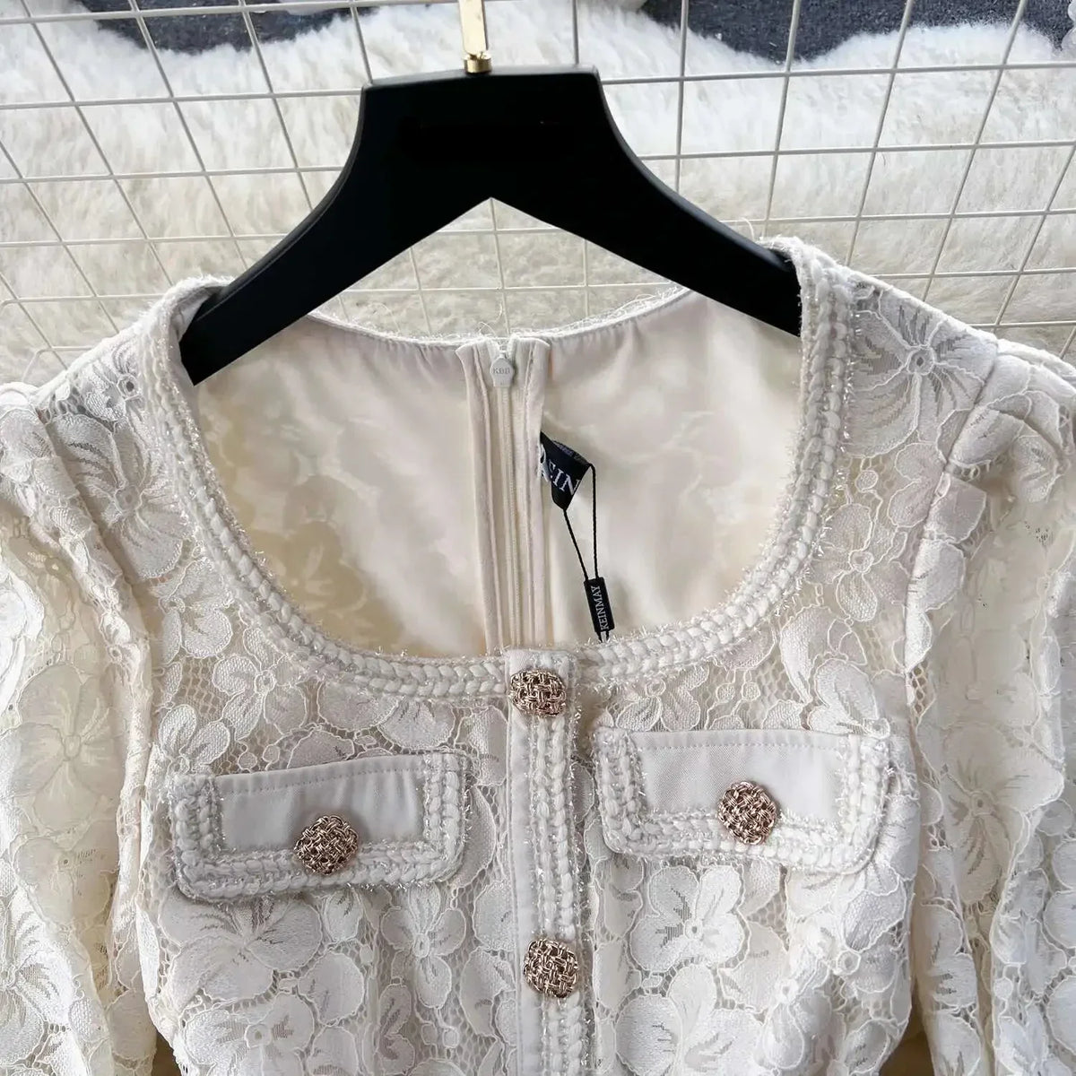 Beatriz | Vestido Longo em Renda com Gola Quadrada e Saia Franzida