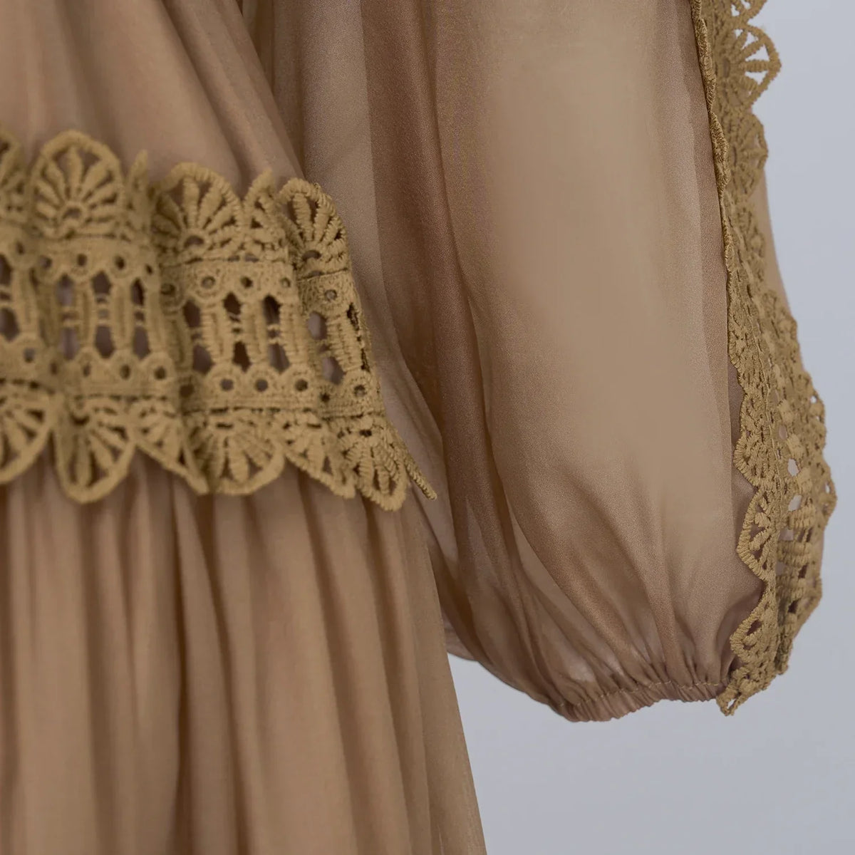 Valentina | Vestido Longo em Renda Artesanal com Aplicação de Pérolas