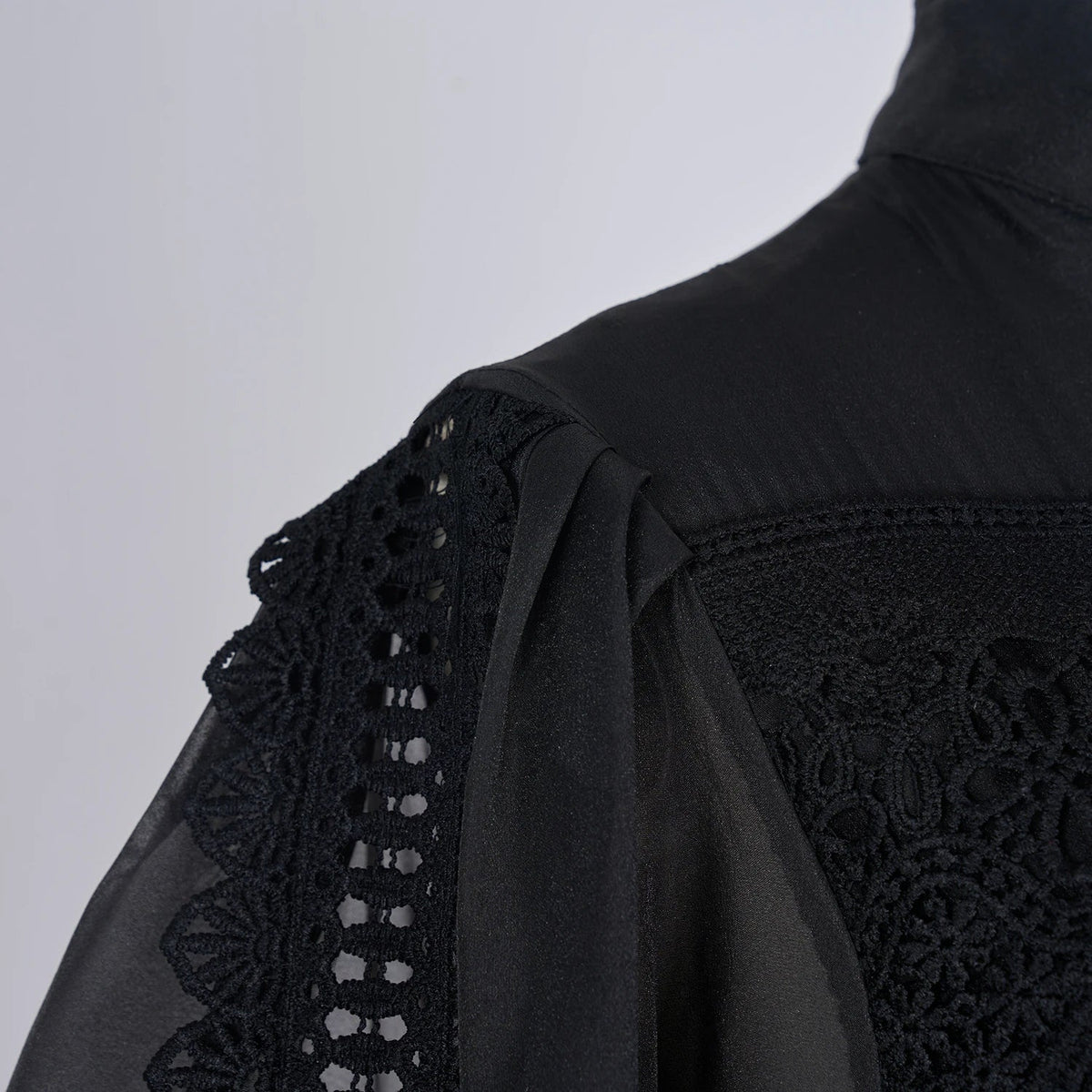 Valentina | Vestido Longo em Renda Artesanal com Aplicação de Pérolas