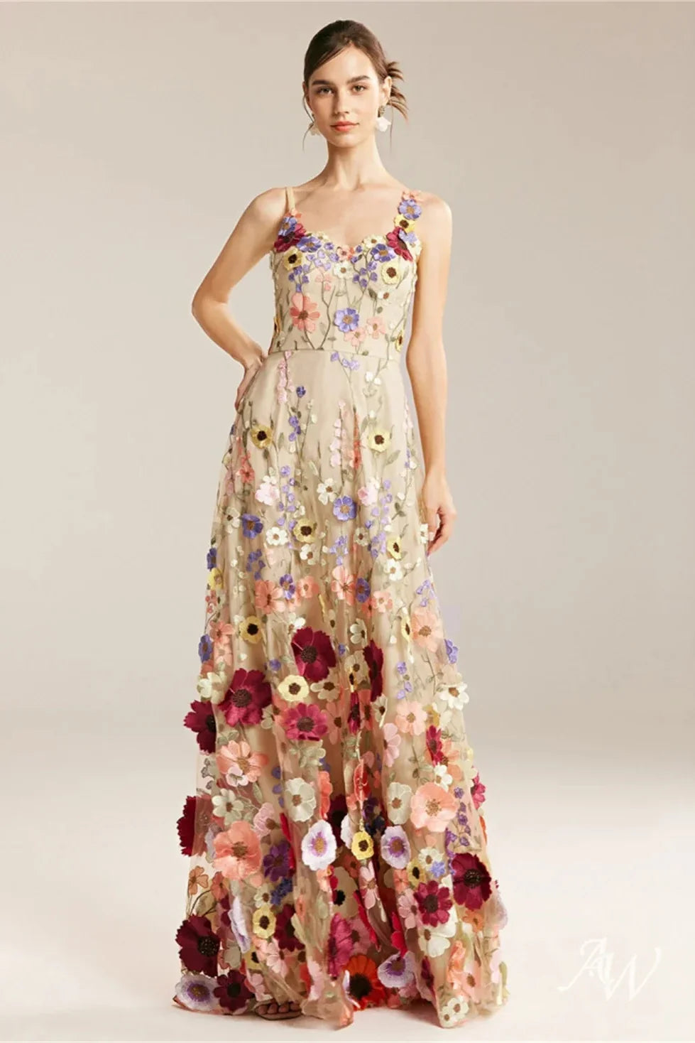 Vestido Longo em Tule com Bordado Floral à Mão e Alças Delicadas