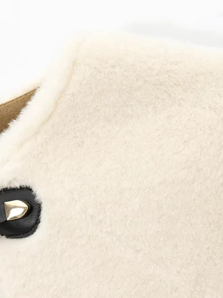 Berenice | Casaco Cropped em Shearling Bege com Fechamento em Toggles